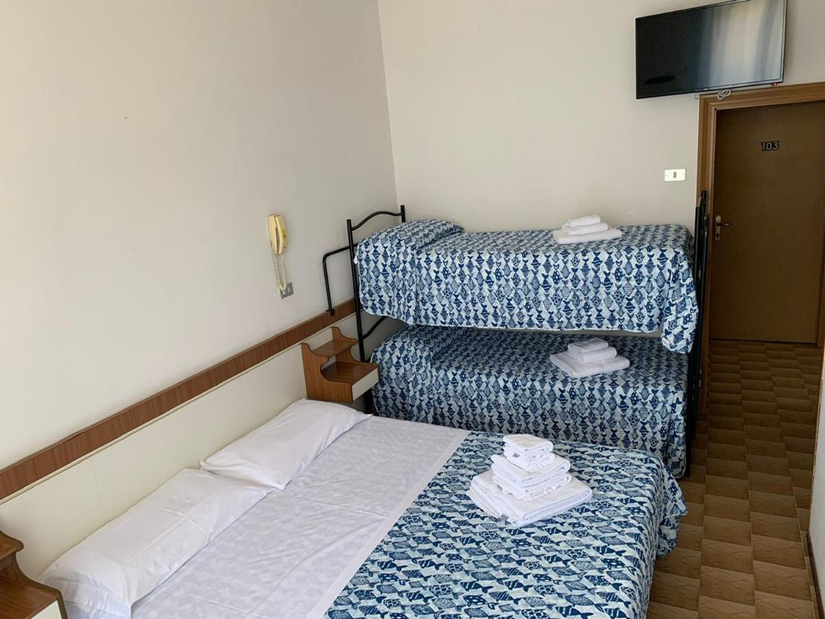 Hotel Estense Римини Экстерьер фото