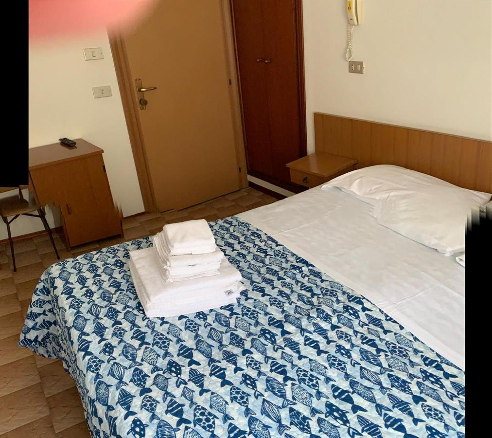 Hotel Estense Римини Экстерьер фото