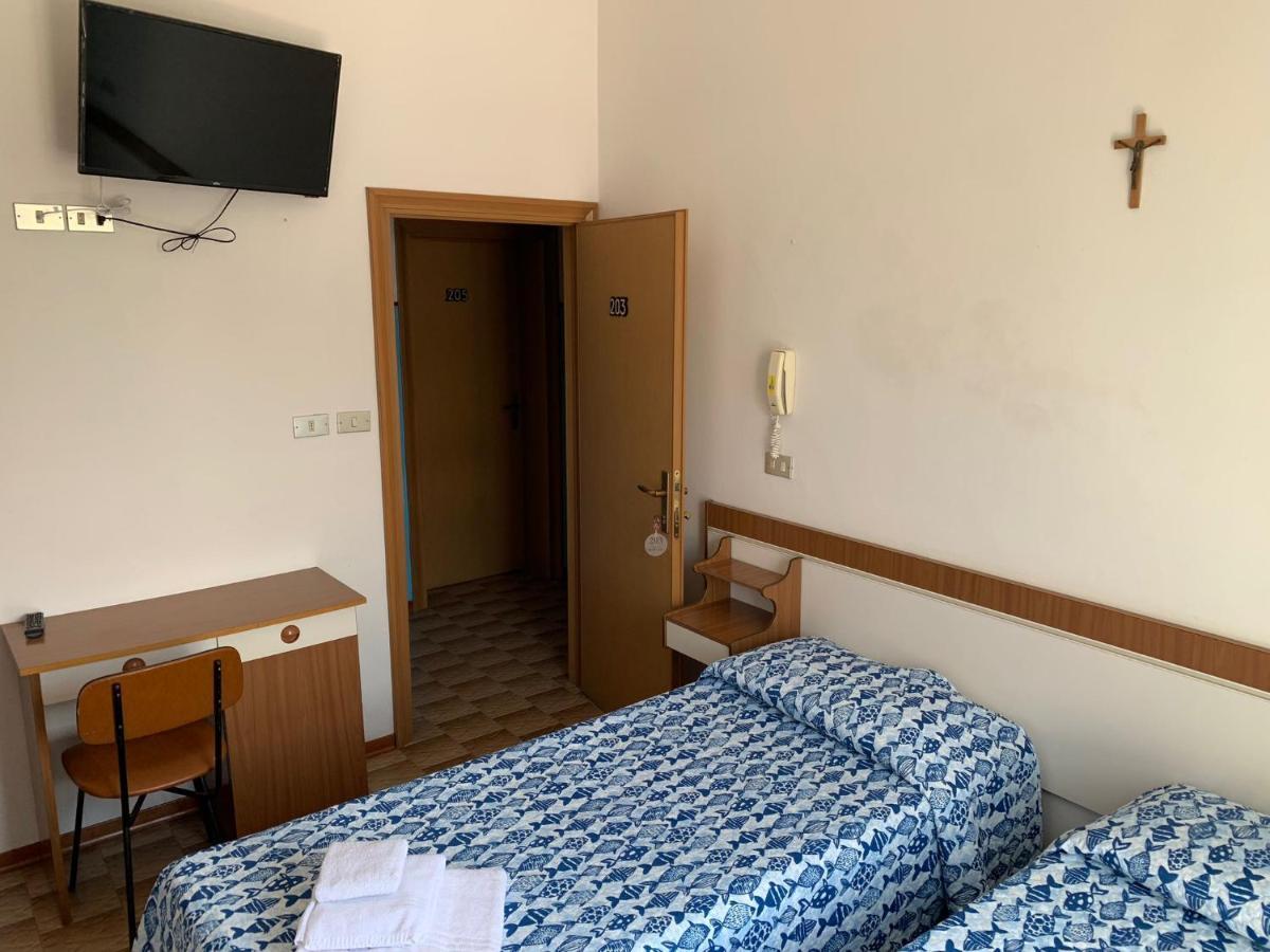 Hotel Estense Римини Экстерьер фото