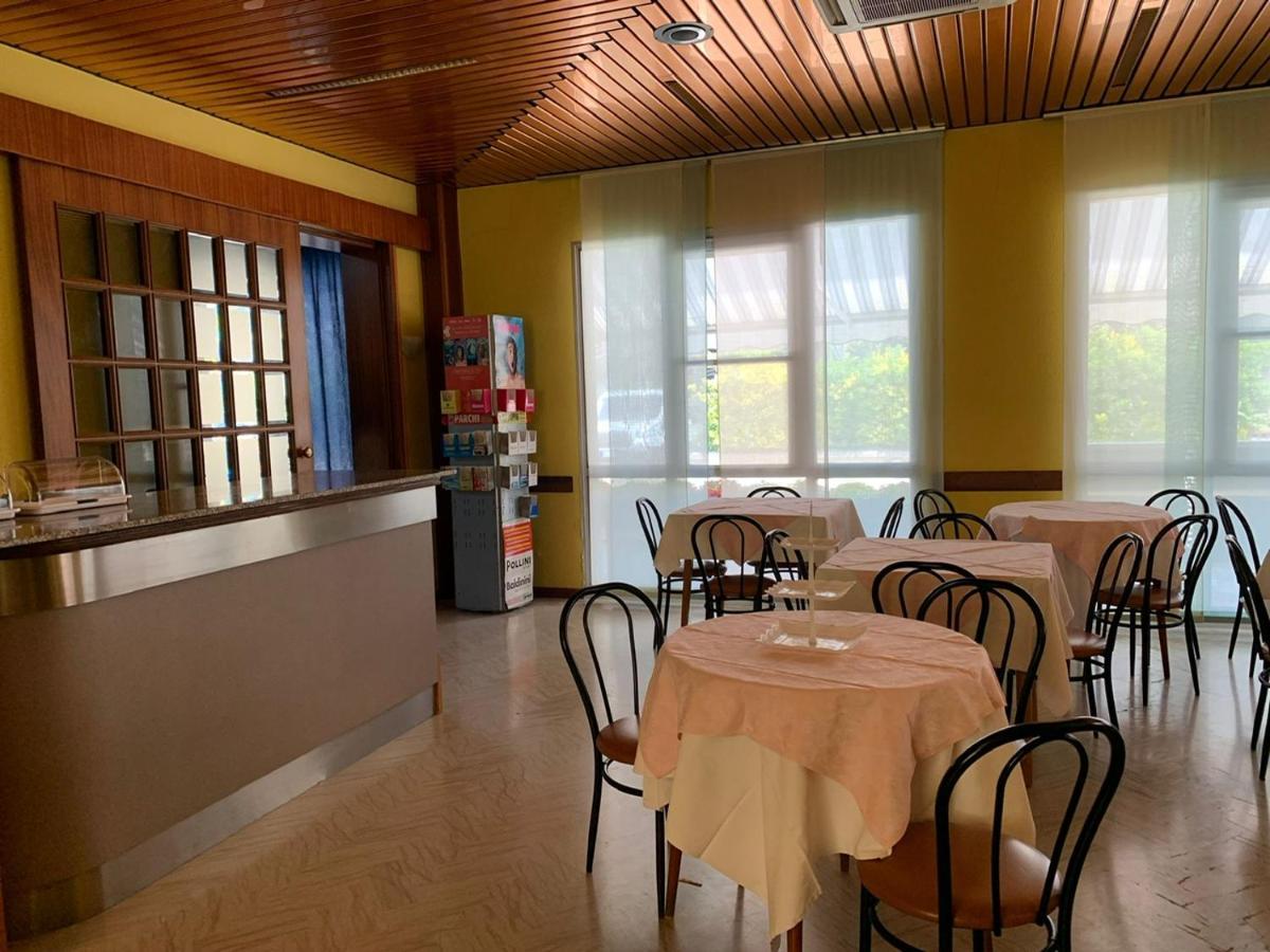 Hotel Estense Римини Экстерьер фото