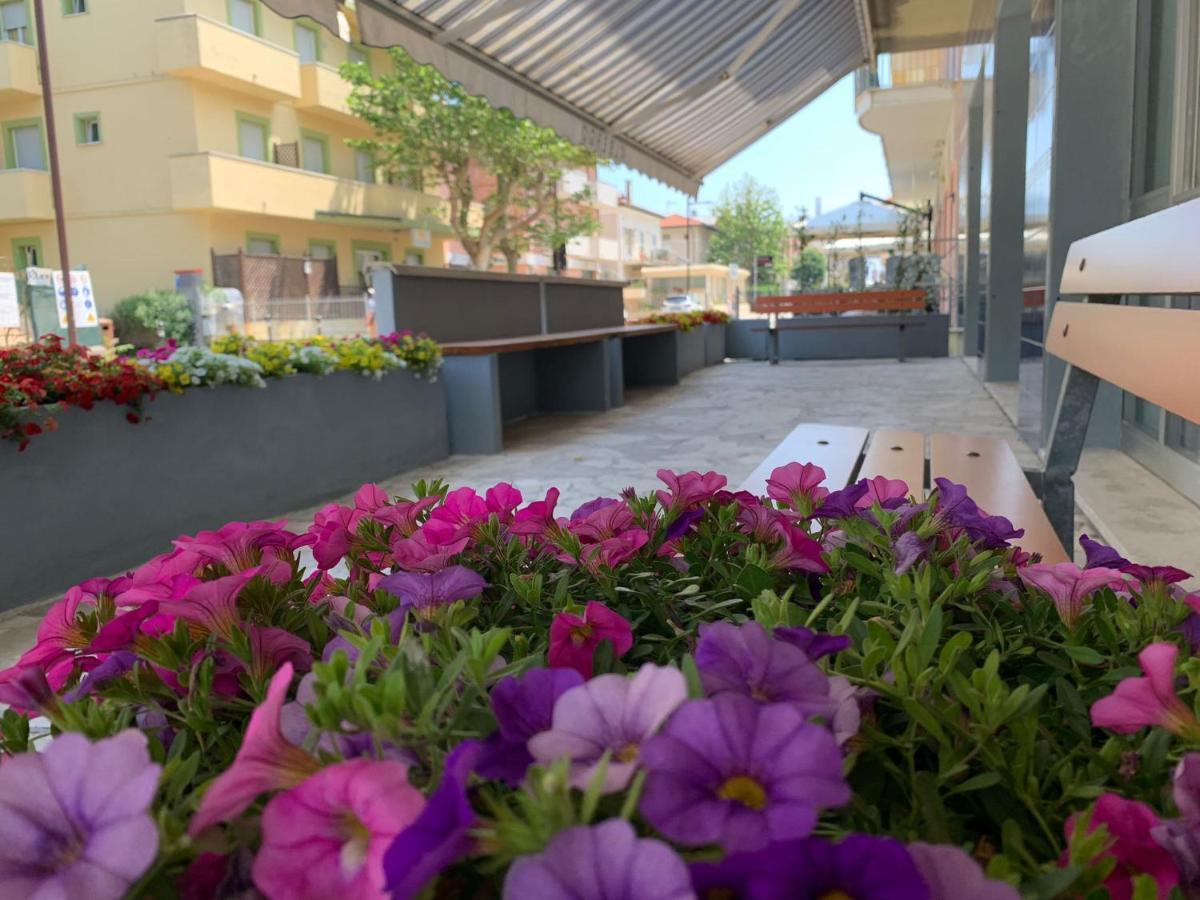 Hotel Estense Римини Экстерьер фото